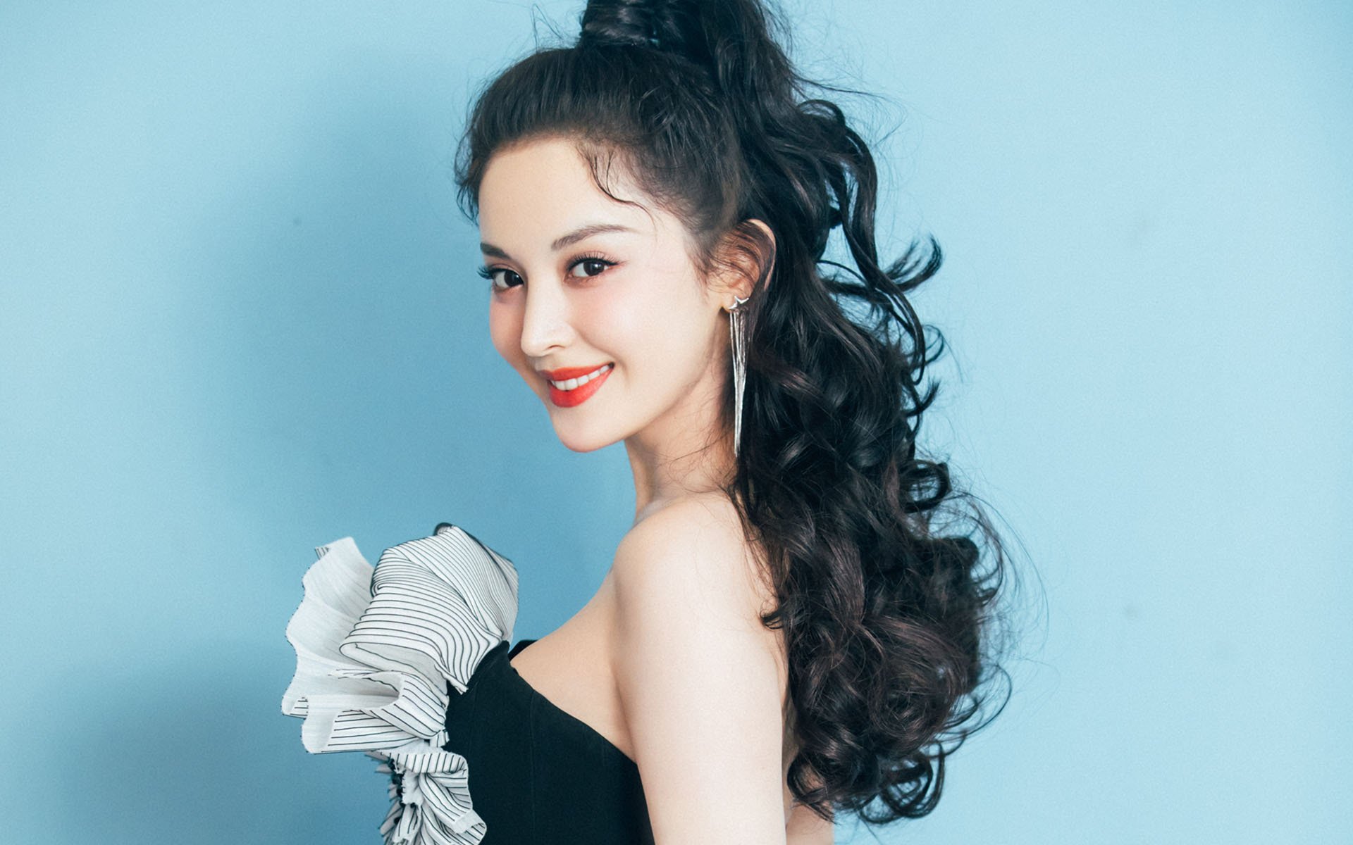 爱游戏在线娱乐官网-_午夜灯光跑：在光影中体验运动的魅力_，午夜风光的车长什么样