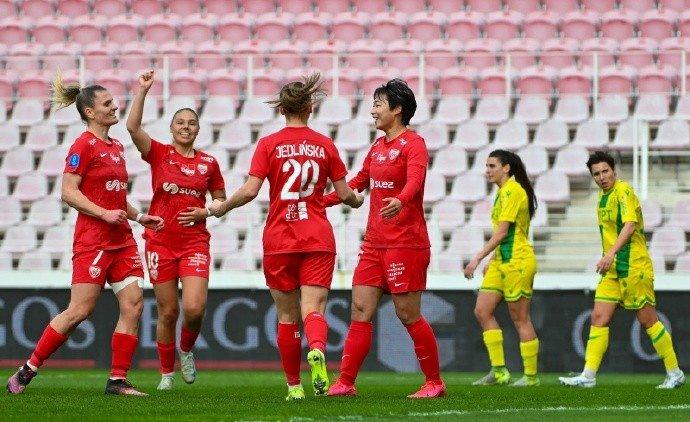 包含爱游戏APP:中国足球留洋球员职业发展支持：语言文化适应与竞技能力提升的词条