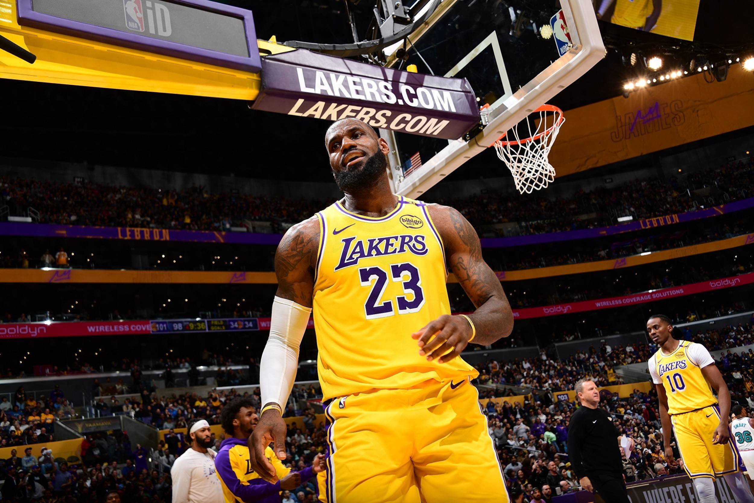 关于爱游戏官网：湖人队训练视频：詹姆斯苦练投篮，状态火热的信息