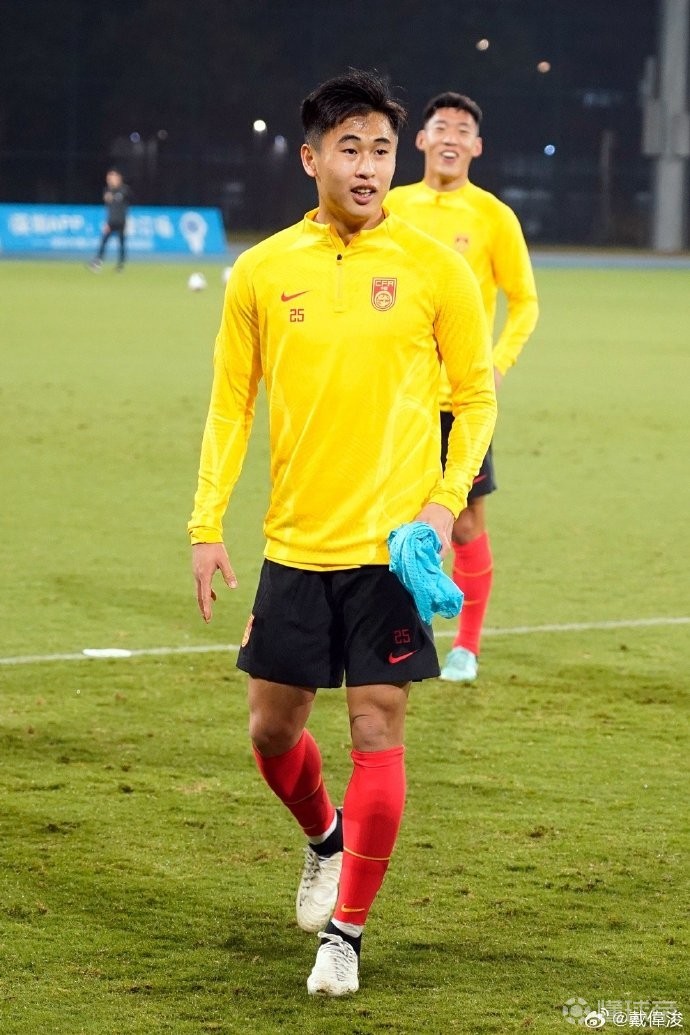 包含爱游戏APP:年轻球员戴伟浚“技术扶贫”，球迷：中国足球的希望全靠他了？的词条