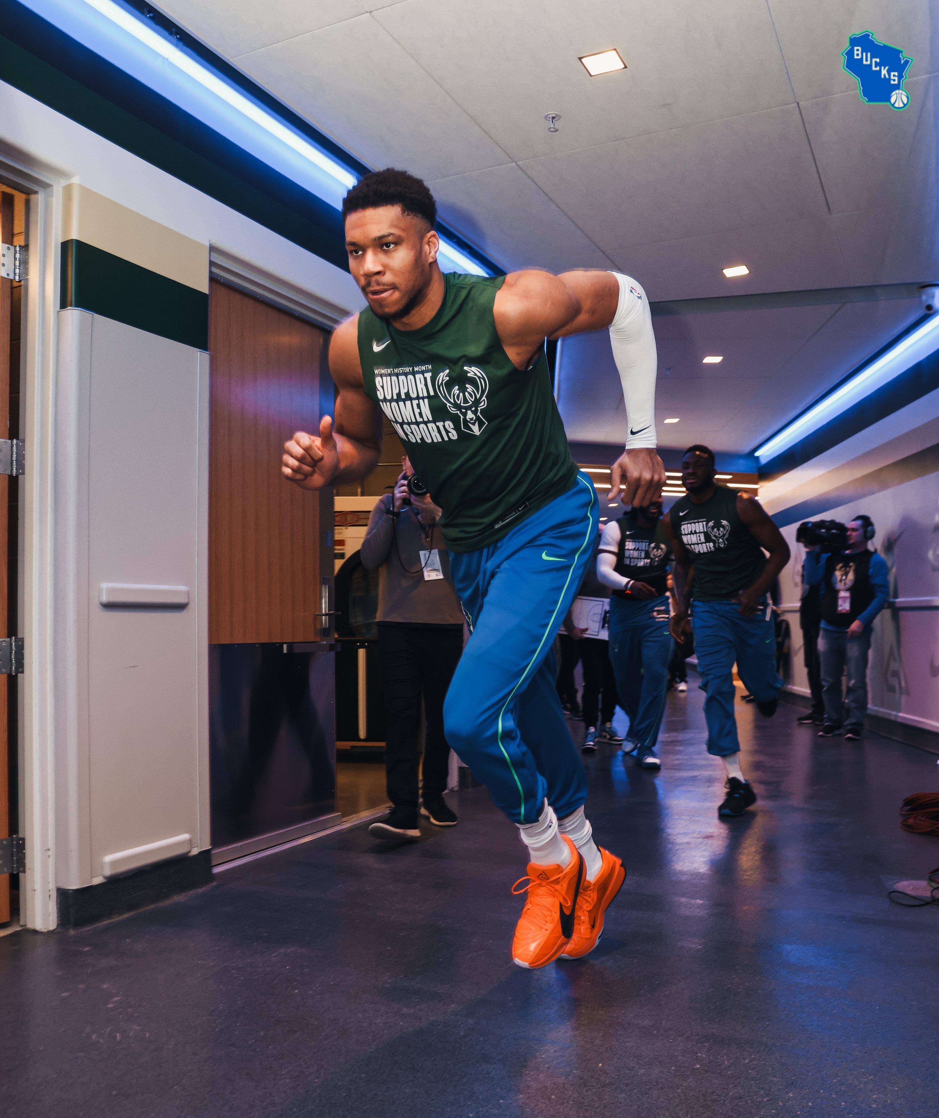 AIYOUXI.COM-包含爱游戏官网：战术分析：雄鹿队如何利用字母哥的个人能力，统治比赛？的词条